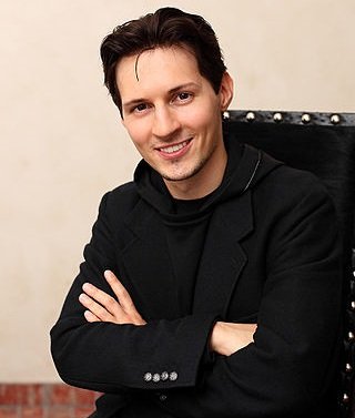 Pavel Durov seduto ritratto